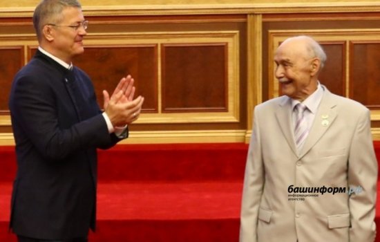 Радий Хабиров поздравил писателя и ученого Рашита Шакура с 85-летием