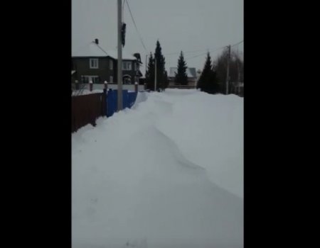 Посёлок на территории Уфы занесло снегом: проезд полностью заблокирован