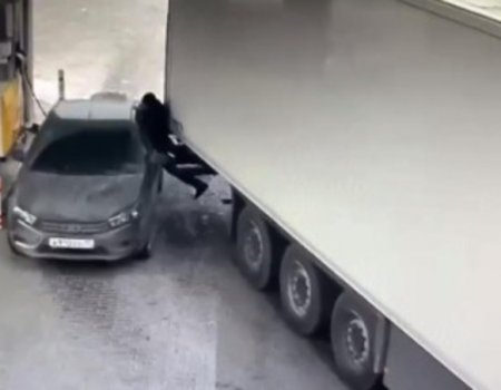 Житель Башкортостана, спасая свой автомобиль на заправке, получил травму от большегруза