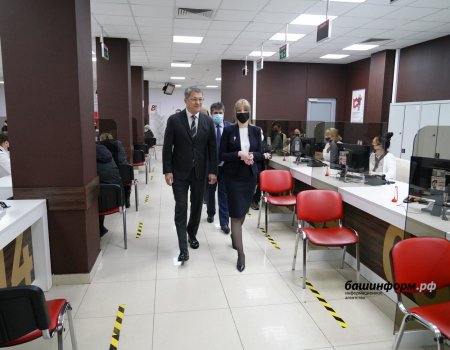 Радий Хабиров посетил центральный офис МФЦ в Уфе и поздравил его сотрудниц с женским праздником