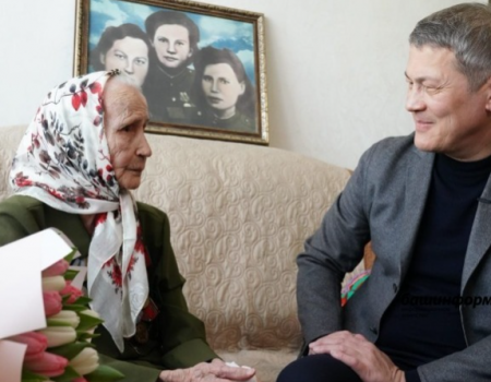 Глава Башкортостана в Сибае навестил ветерана Великой Отечественной войны Самигу Рысбаеву