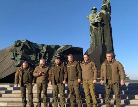 Радий Хабиров и Денис Пушилин в Донецке возложили цветы к Вечному огню и посетили Аллею Героев