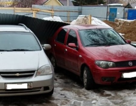Поврежденные машины и сорванная кровля: в Уфе сообщили о последствиях ураганного ветра