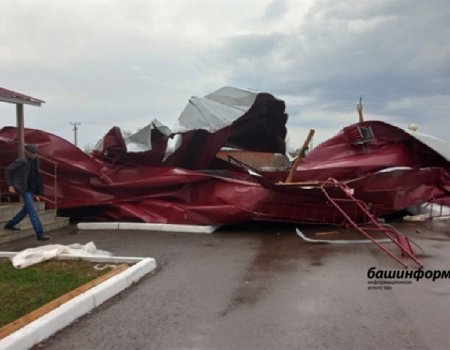 В одном из районов Башкортостан сильный ветер сорвал крышу со здания бассейна
