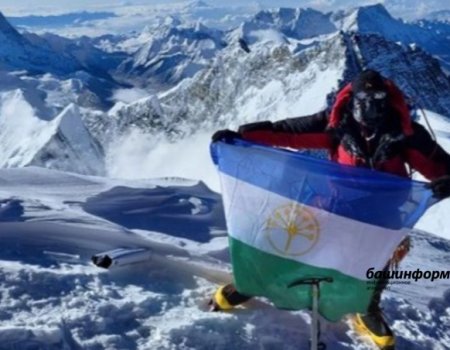 Уфимец покорил Эверест и установил на вершине флаг Башкортостана