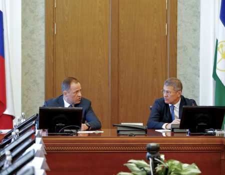 Игорь Комаров и Радий Хабиров провели совещание по стабилизации экономики и соцсферы Башкортостана