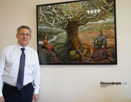 Радий Хабиров восхитился картиной, сделанной сибайскими камнерезами