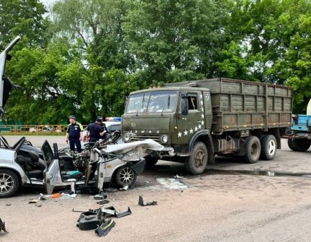 Водителя сильно зажало: в Башкортостане „девятка“ столкнулась с КАМАЗом