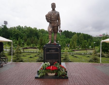 В Уфе открыли памятник легендарному «Черному генералу» Даяну Мурзину