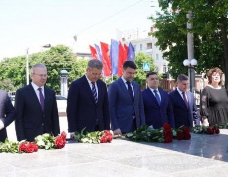Глава Башкортостана в Луганске почтил память павших воинов