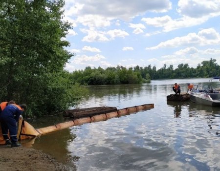В Уфе в реку Белую из затонувшей баржи попали нефтепродукты