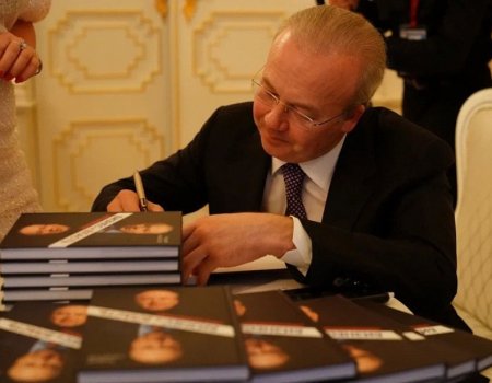 Премьер-министр Башкортостана презентовал свою первую книгу на ПМЭФ