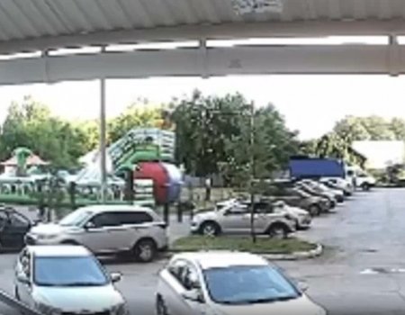 В Уфе водитель за рулем «Лады Гранты» сбил во дворе дома 7-летнего мальчика - видео