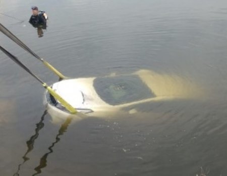 Автомобиль с водителем упал в озеро Чебаркуль Башкортостана