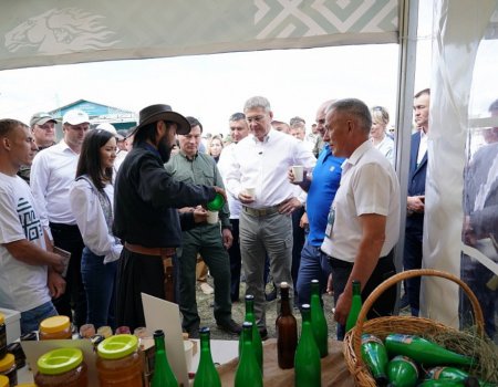 На фестивале «Башкирская лошадь» Радий Хабиров пообщался с республиканскими фермерами