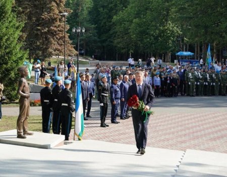 Радий Хабиров поздравил бывших и нынешних десантников с Днем ВДВ