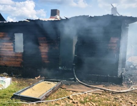 В Башкортостане сгорел дом, где жила многодетная семья