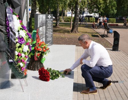 Глава Башкортостана возложил цветы к памятнику воинам-десантникам в Стерлитамаке