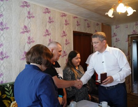 Глава Башкортостана вручил орден генерала Шаймуратова семье погибшего воина Эдуарда Ишназарова
