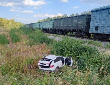 В Башкортостане столкнулись поезд и автомобиль: пострадали два человека