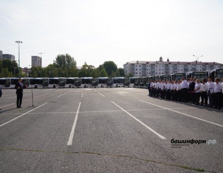 Радий Хабиров вручил водителям «Башавтотранса» ключи от 37 новых автобусов марки «НЕФАЗ»