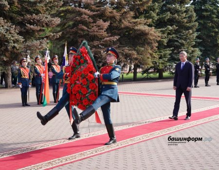 Радий Хабиров и Роман Головченко возложили венки к памятнику героям войны в уфимском парке Победы
