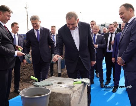 Радий Хабиров и Роман Головченко дали старт строительству завода «Амкодор» в Башкортостане