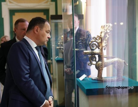 Премьер-министр Беларуси Роман Головченко ознакомился с коллекцией сарматского золота в Уфе
