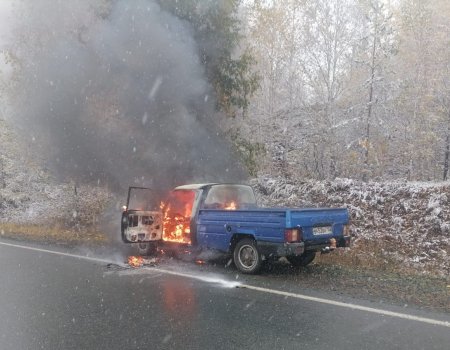 В Башкортостане на трассе загорелся автомобиль