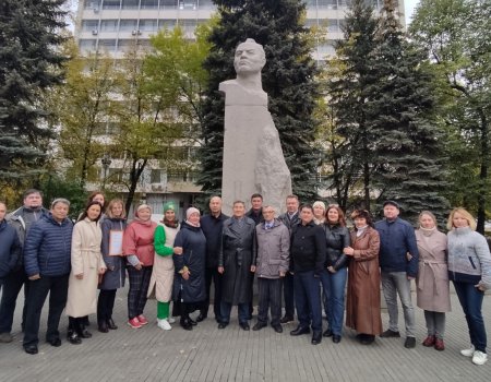 В Уфе в день рождения Шагита Худайбердина журналисты возложили цветы к его памятнику у Дома печати