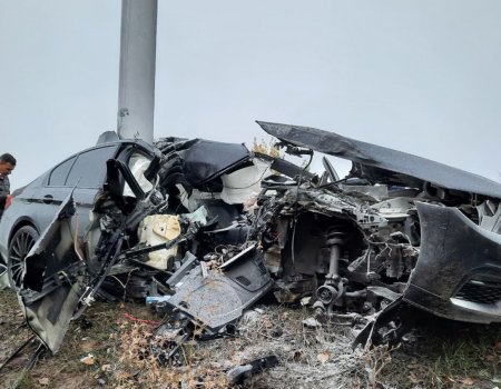 В Башкортостане BMW «намотало» на электроопору: водитель выжил