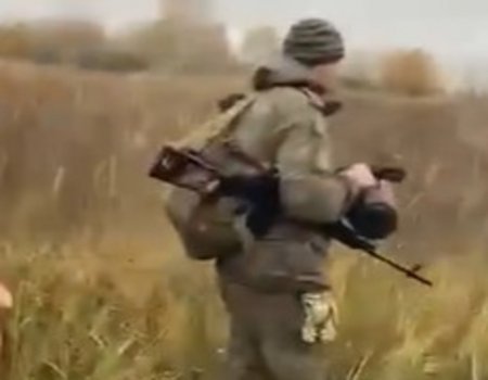 Бойцы башкирских батальонов эвакуировали раненых товарищей через минное поле под огнем артиллерии