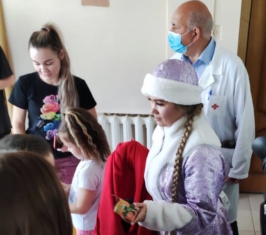 В Уфе к юным пациентам больницы Дед Мороз прилетел по воздуху