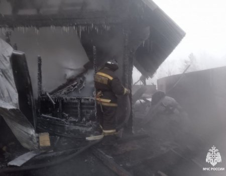 В Башкирии при пожаре в бревенчатом доме пострадали два человека