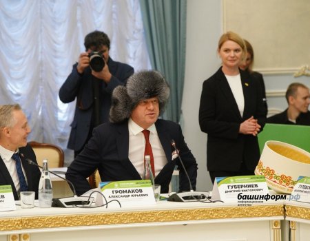 Радий Хабиров подарил Дмитрию Губерниеву башкирскую национальную мужскую шапку
