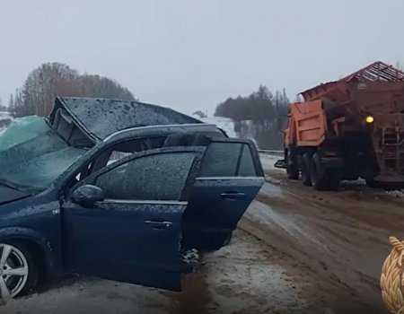 В Башкортостане в ДТП на трассе при обгоне снегоуборочной техники погибли водитель и его сын