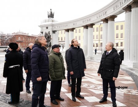 Денис Мантуров и Радий Хабиров возложили цветы к памятнику генералу Шаймуратову в Уфе