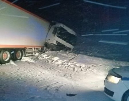 В лобовом столкновении грузовика и кроссовера в Башкортостане погибли двое