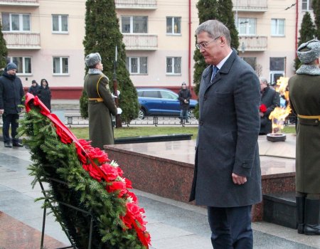 Радий Хабиров возложил цветы к мемориалу «Вечный огонь» в белорусском Гомеле