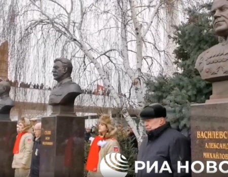 В Волгограде возле музея Сталинградской битвы открыли бюсты Сталину, Василевскому и Жукову