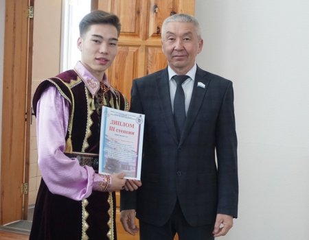 Радий Хабиров познакомил жителей Башкортостана с казахом, преподающим башкирский язык