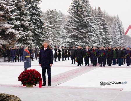 Глава Башкортостана принял участие в церемонии возложения цветов в уфимском парке Победы