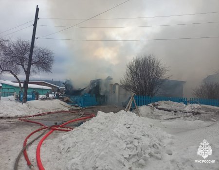 Крупный пожар в Башкортостане: сгорели два дома и баня, еще один жилой дом огнеборцам удалось отстоять