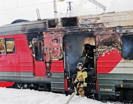 Электроподвижной состав загорелся на железнодорожной станции "Дёма" в Уфе"