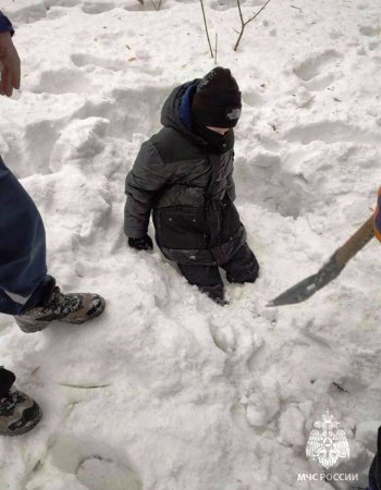 В Уфе спасатели освободили мальчика из снежного плена