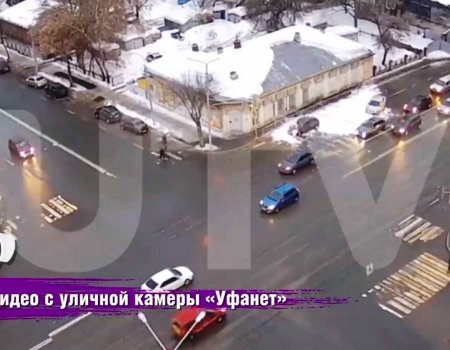 В центре Уфы прямо на проезжей части автомобиль накрыла снежная лавина - видео