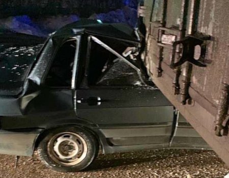 В Башкортостане неопытный водитель на «ВАЗ-2115» врезался в грузовик: пострадала 18-летняя пассажирка