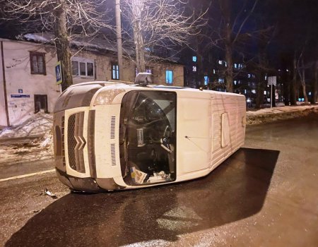 В Уфе при аварии перевернулся пассажирский автобус