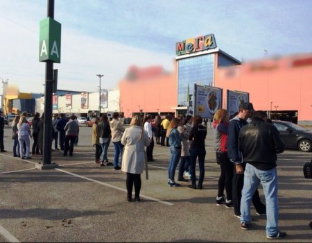 Более тысячи людей были эвакуированы из торгово-развлекательного центра "Мега" в городе Уфа