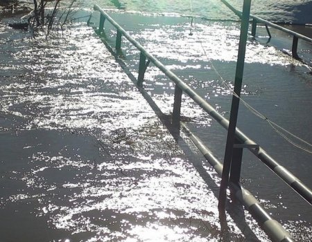 В Башкирии река Уршак вышла из берегов и затопила мост (видео)
